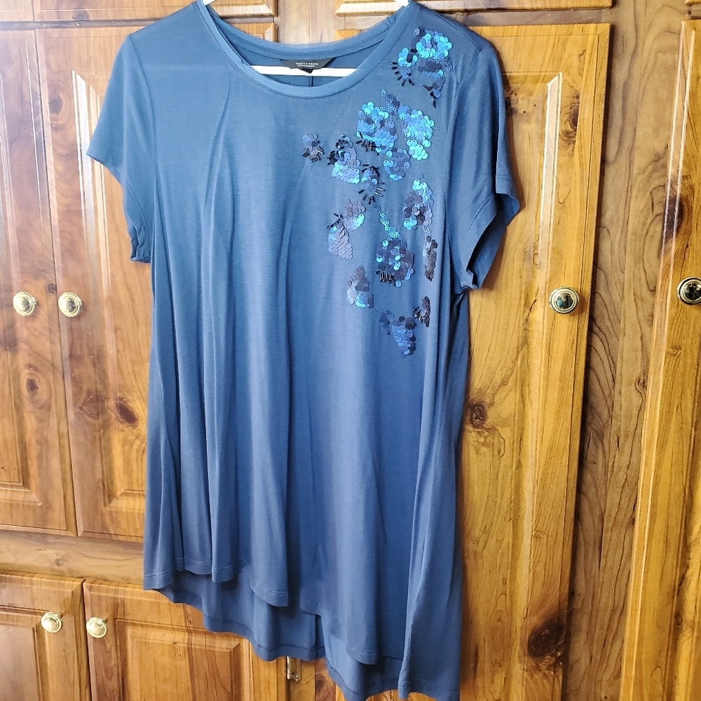 Simply VERA Asymmetrical Hem Sequins Embroidered Scoop Neckline Tee Size L